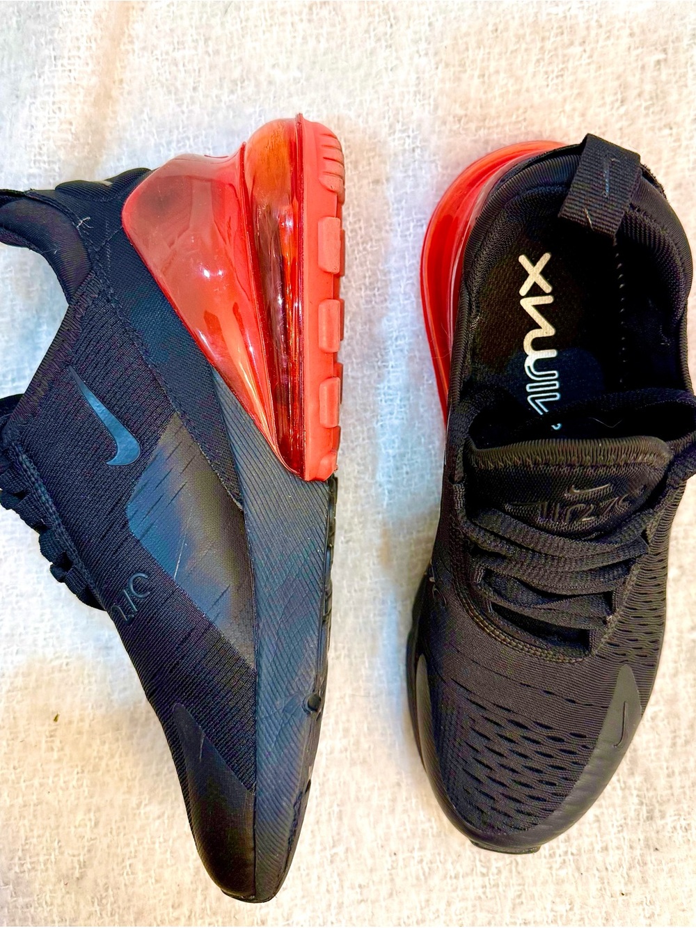 Nike Kids 7Y / women 38 Air Max 270 in Black with Red Air Unit ❤️